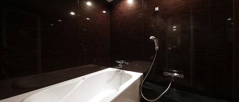 Separate bathtub and shower, jetted bath, free toiletries, hair dryer