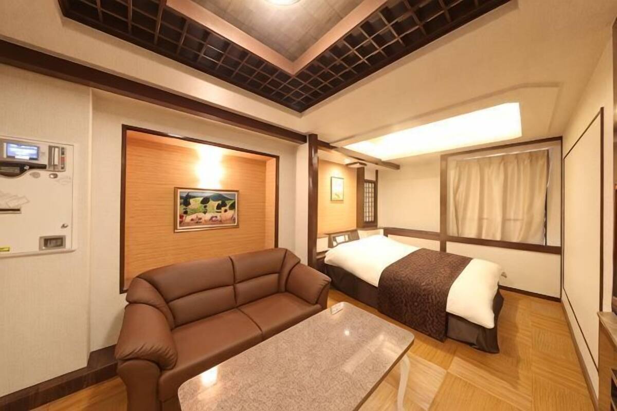 Premium bedding, minibar, desk, free WiFi