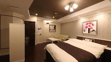 Premium bedding, minibar, desk, free WiFi