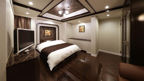 Bộ đồ giường cao cấp, minibar, bàn 