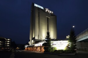 Un edificio de hotel alto con un letrero destacado que dice "HOTEL FINE".