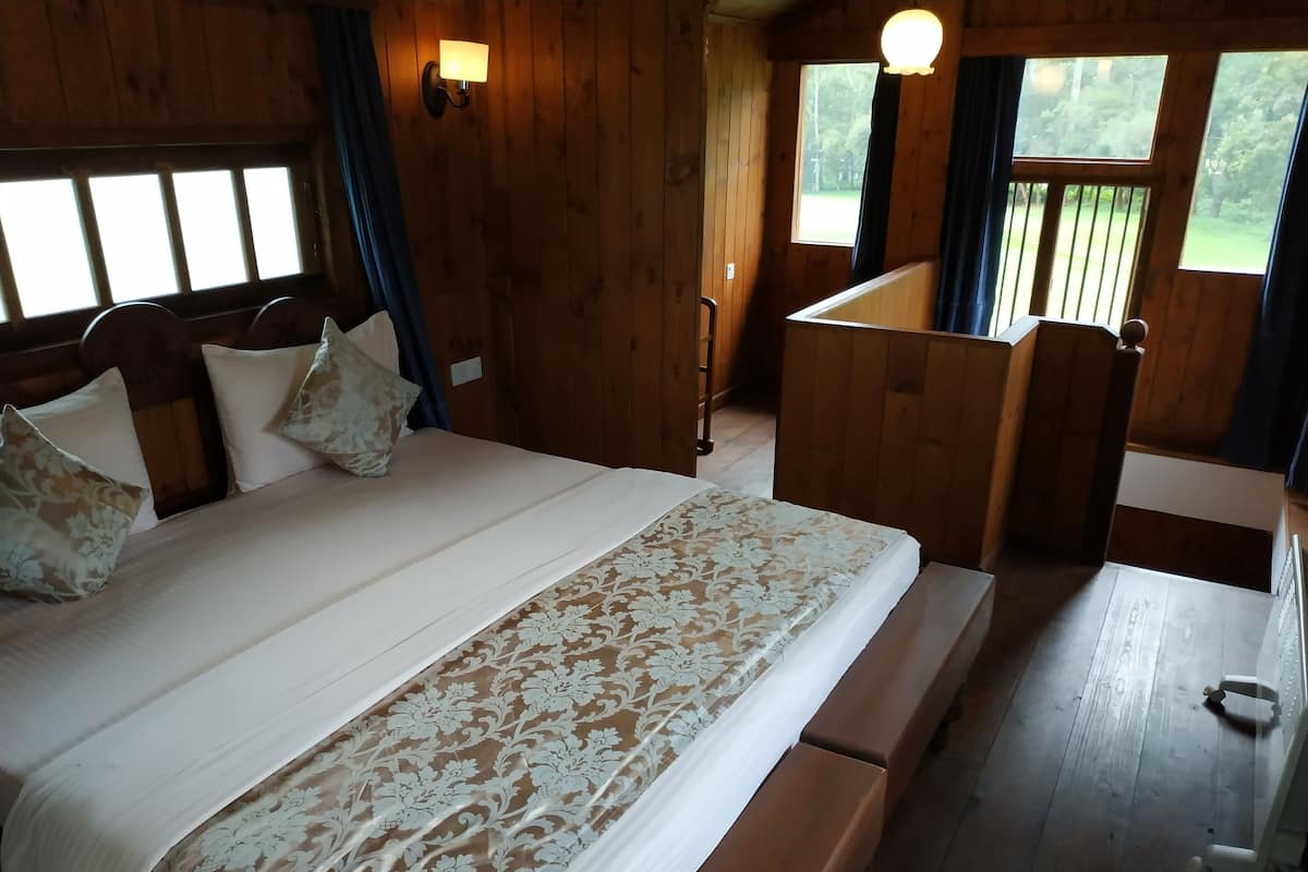 Deluxe Family Room | Desk, soundproofing, iron/ironing board (on request), free WiFi