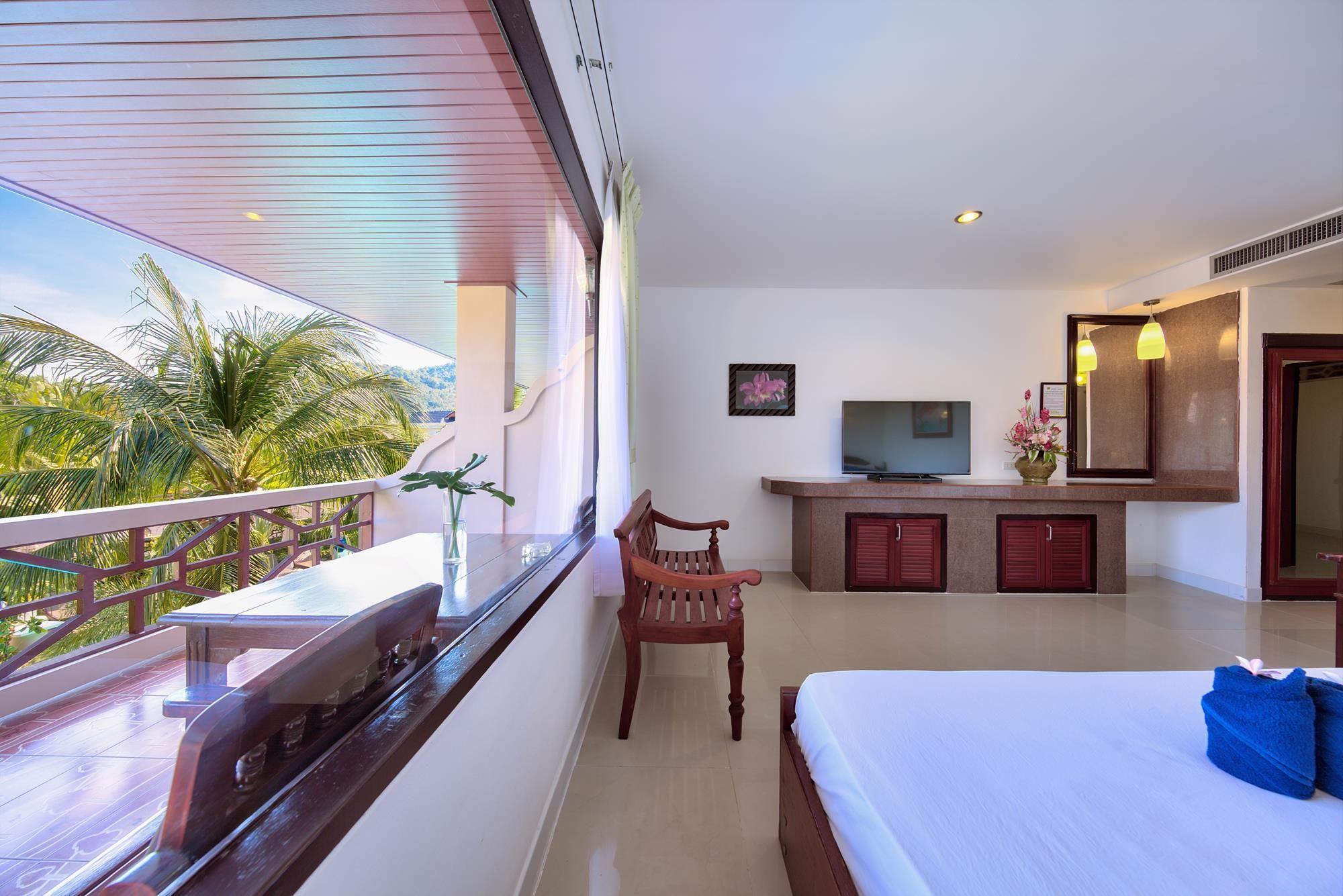 deluxe triple room, kitchen, poolside | room amenity