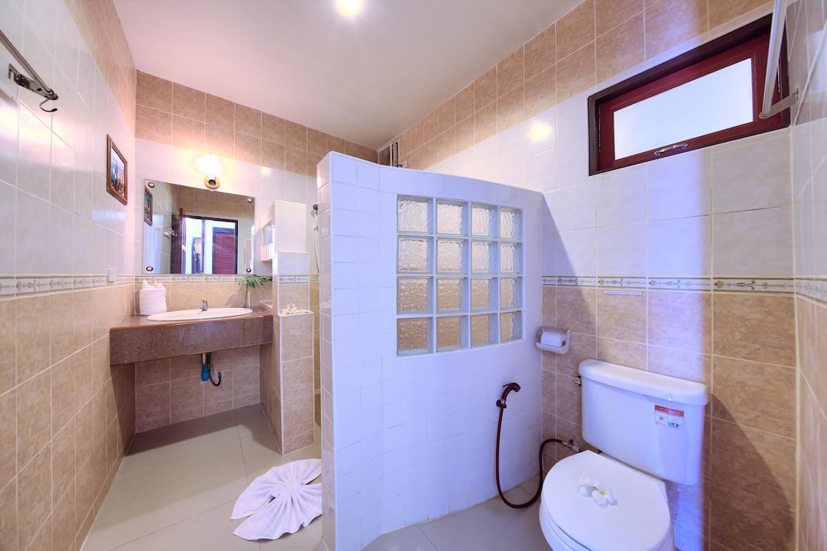 deluxe double room, 1 double bed, kitchen, poolside | bathroom | shower, free toiletries, towels