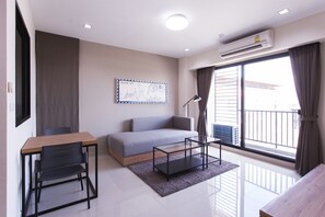 Deluxe 1 Bedroom Suite | Living room