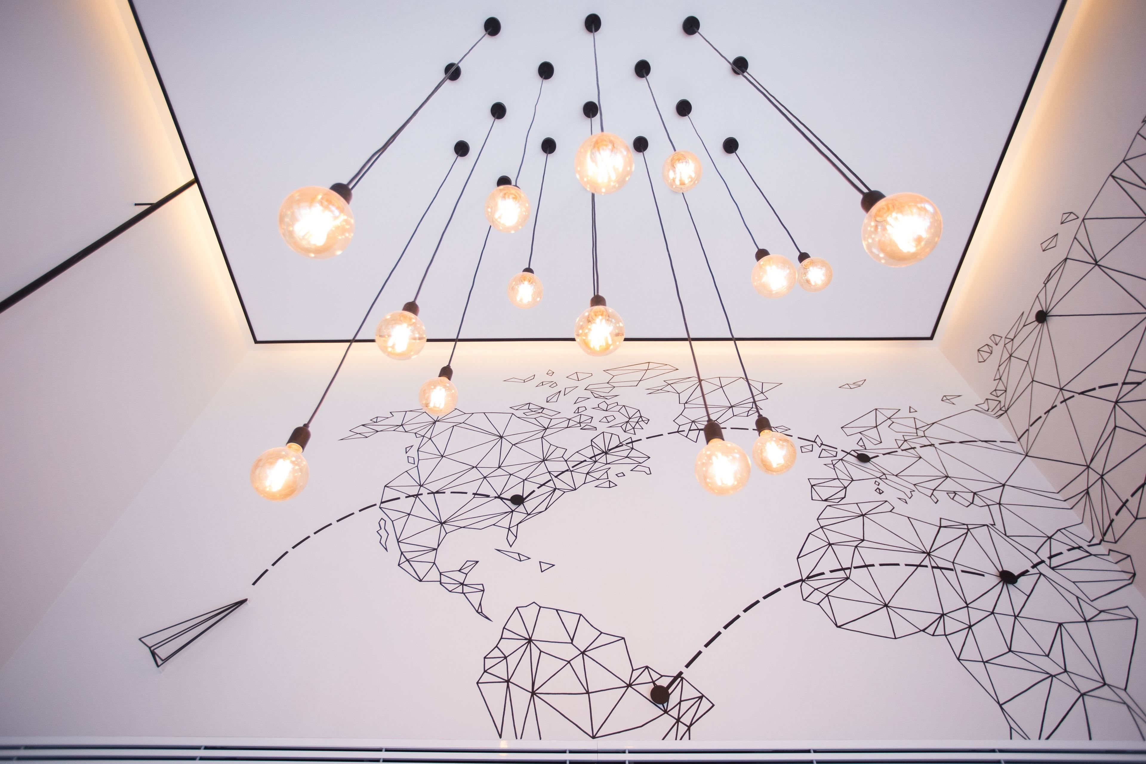 Un plafond orné de lampes suspendues et décoré d’une carte du monde.