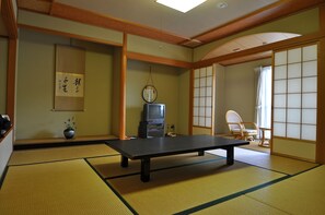Japanese Style Room, 8 Tatami-mats | Desk, free WiFi - Obana Ryokan Fukitei (Kawachinagano)