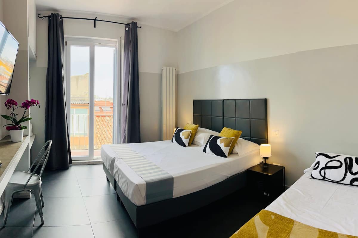 Driepersoonskamer, balkon | 1 slaapkamer, een minibar, een kluis op de kamer, een bureau