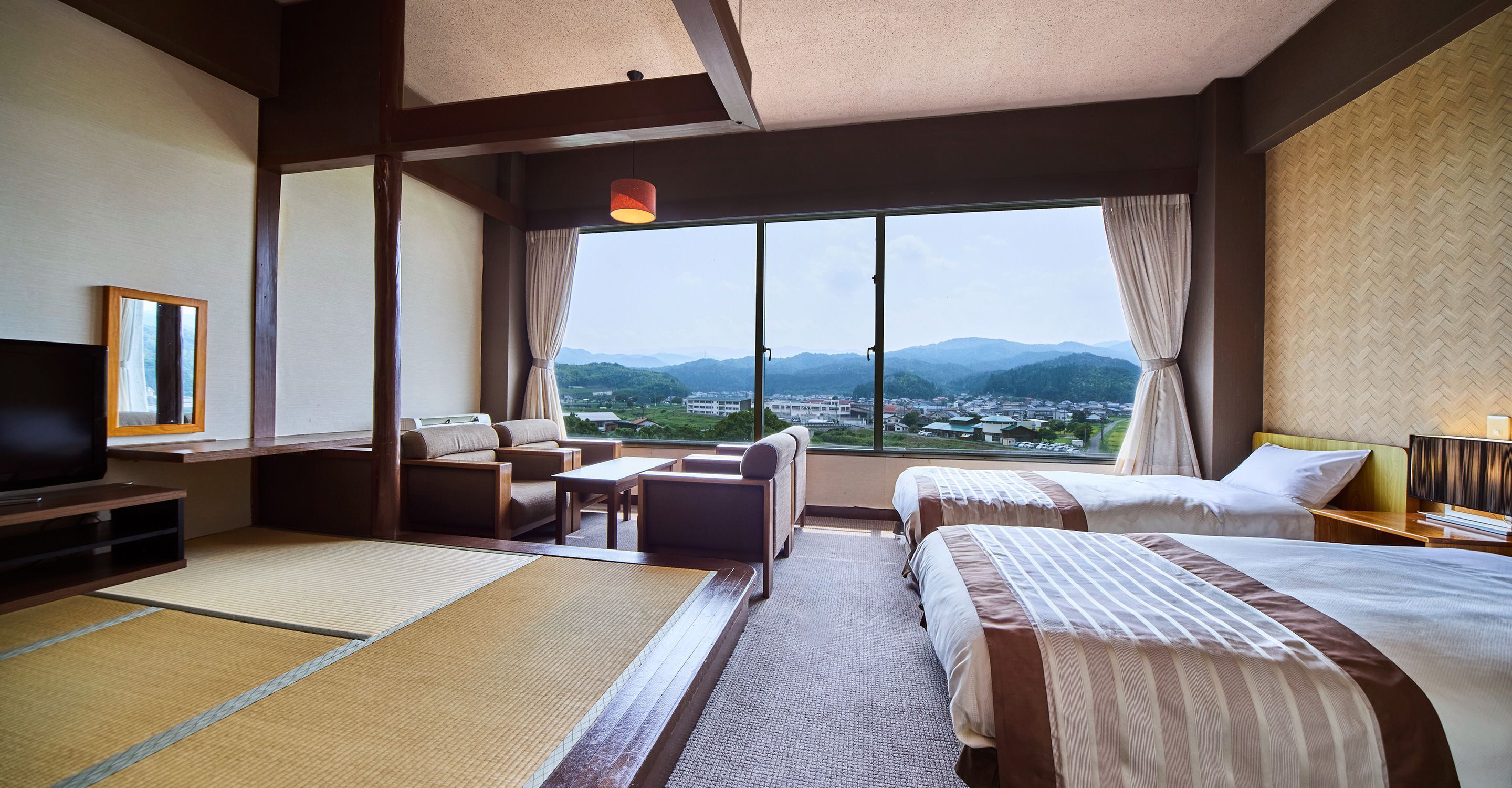 Tallelokero huoneessa, työpöytä, pimennysverhot, ilmainen Wi-Fi