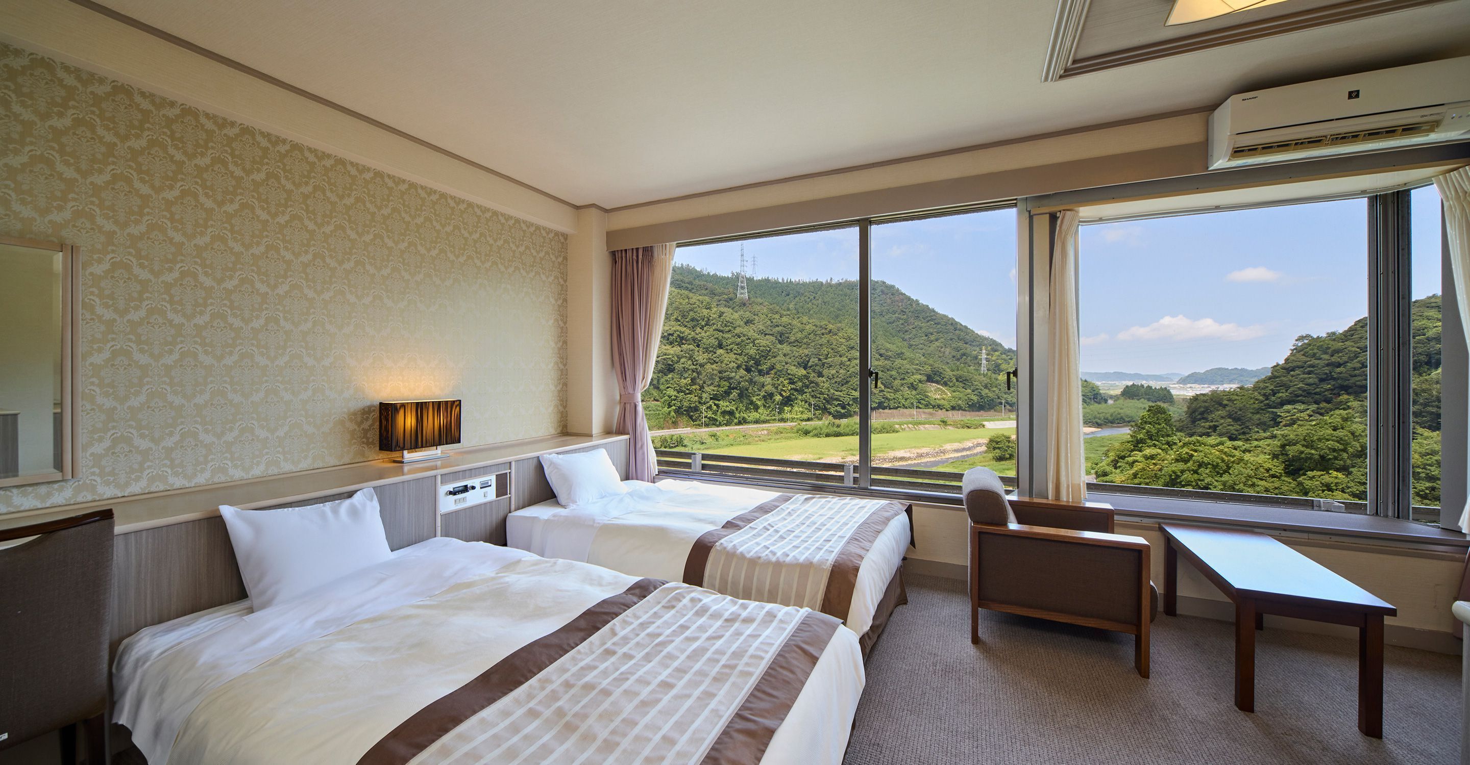 Coffres-forts dans les chambres, bureau, rideaux occultants