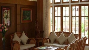 A traditional room with a sofa set, a coffee table, and a statue. - Hsaung Thazin Hotel Nay Pyi Taw (Oattara Thiri Township)