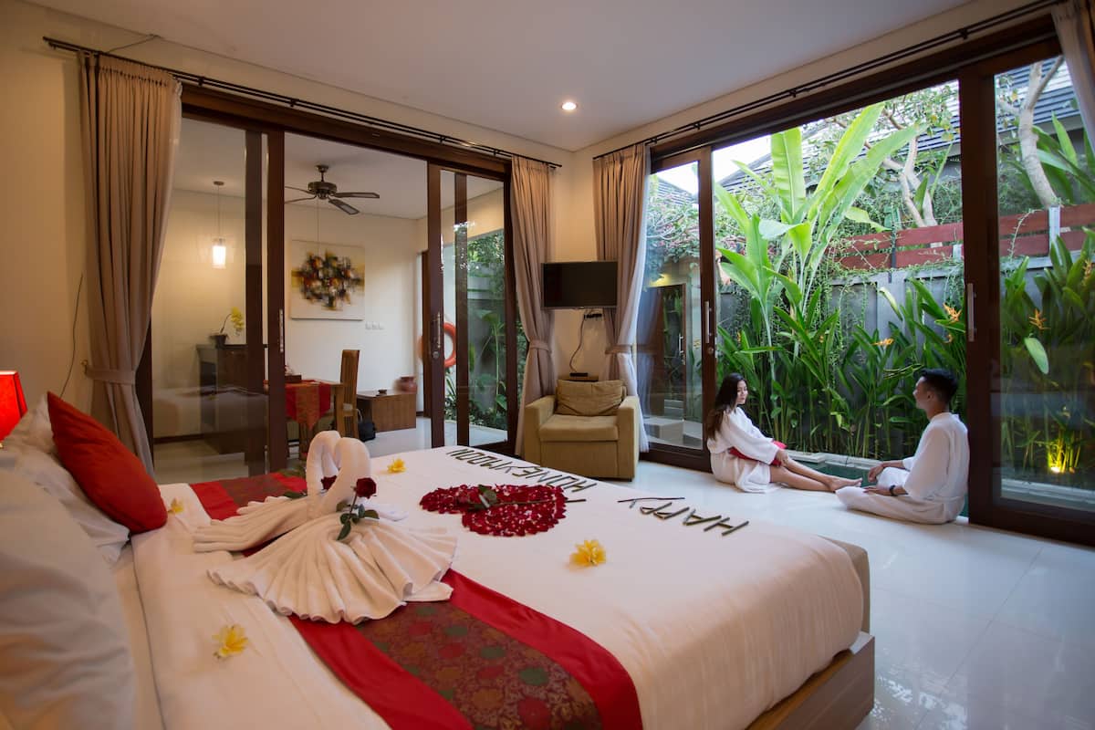 1 bilik tidur, bar mini, peti besi dalam bilik, meja 