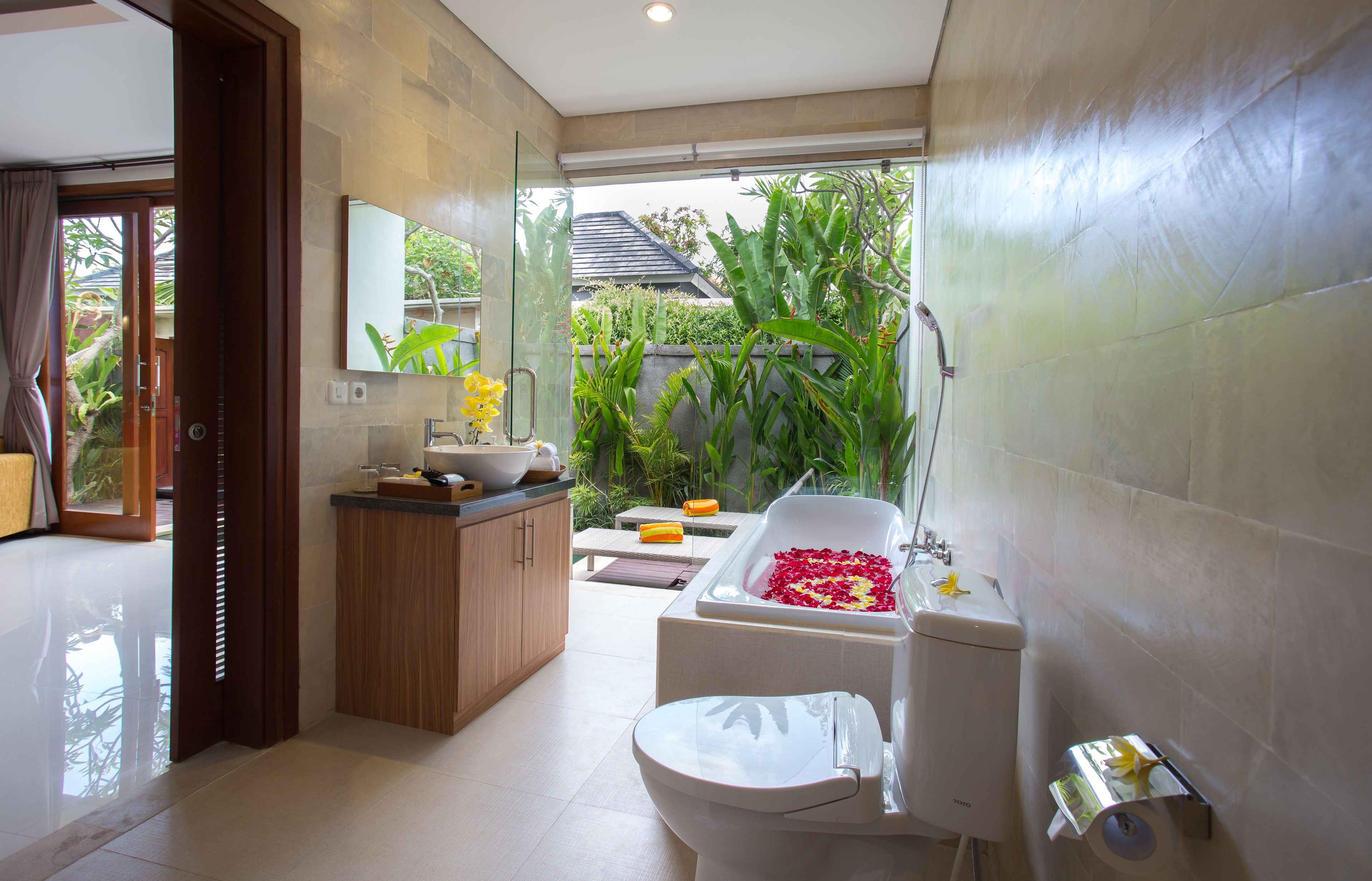 Separate tub and shower, free toiletries, hair dryer, bathrobes