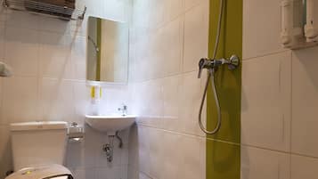 Deluxe Queen - Window | Bathroom | Shower, free toiletries, slippers, towels