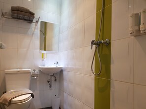 Camera Deluxe, 1 letto queen, vista città | Bagno | Doccia, set di cortesia gratuito, pantofole, asciugamani
