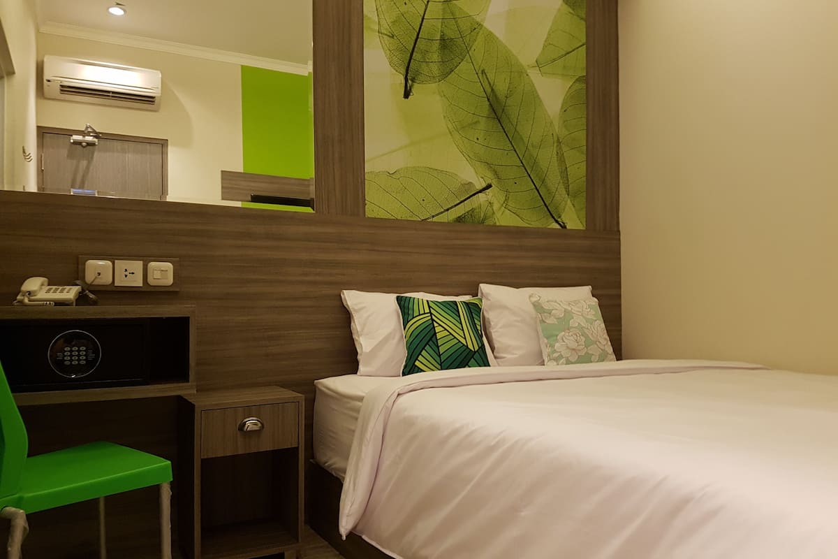 Premium bedding, in-room safe, desk, free WiFi