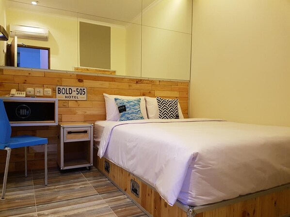 A hotel room with a bed, a desk, and a chair. There is a sign on the wall that reads "BOLD-505 HOTEL". - Bold Hotel Jakarta (Jakarta)