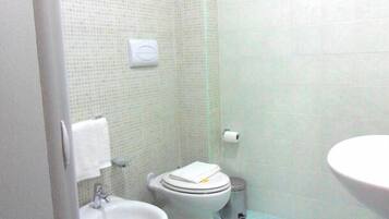Ein kleines Badezimmer mit Toilette, Bidet und Waschbecken.