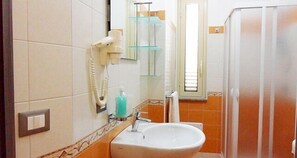 Chambre classique double, salle de bain privée | Salle de bain | Douche, articles de toilette (gratuits), séchoir à cheveux, bidet