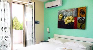 Een kluis op de kamer, een bureau, gratis babybedden, gratis wifi