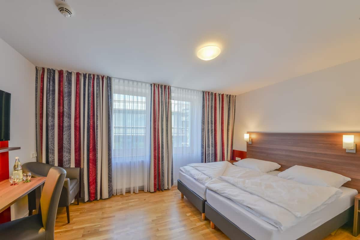 Doppel- oder Zweibettzimmer | Wohnbereich | 85-cm-Flachbildfernseher mit Satellitenempfang, Fernseher