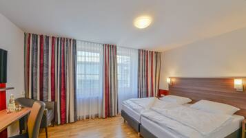 Doppel- oder Zweibettzimmer | Wohnbereich | 85-cm-Flachbildfernseher mit Satellitenempfang, Fernseher