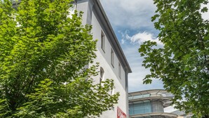 A building with a white facade and a red sign that reads "OSMAN." - City Hotel Wetzlar (Wetzlar)