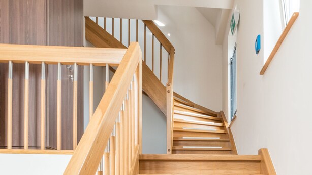 A wooden staircase with a handrail, leading to an upper floor. - City Hotel Wetzlar (Wetzlar)