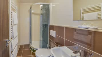 Douche, articles de toilette gratuits, sèche-cheveux