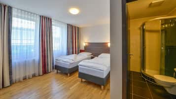 Doppel- oder Zweibettzimmer | Wohnbereich | 85-cm-Flachbildfernseher mit Satellitenempfang, Fernseher