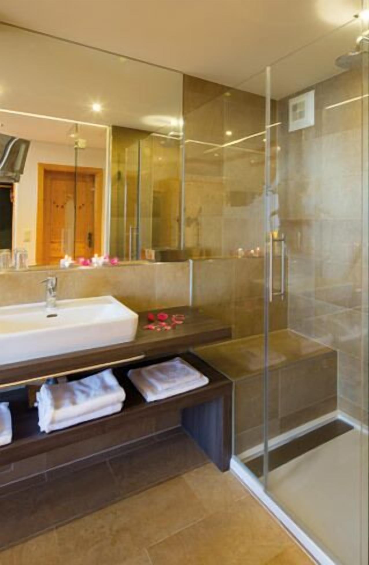 Business Room, Non Smoking | Bathroom | Towels