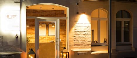 Fachada da propriedade à noite