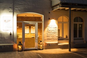 Vista frontal de la propiedad por la tarde o noche