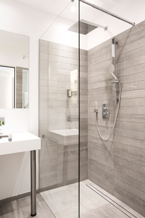 Habitación Deluxe doble, 1 cama de matrimonio grande, no fumadores, bañera de hidromasaje | Ducha del cuarto de baño