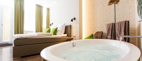 Habitación doble Deluxe, 1 cama King size, para no fumadores, hidromasaje | Ropa de cama de alta calidad y artículos del minibar gratis