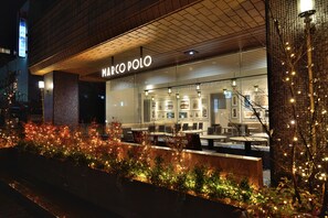 4 restaurants, breakfast, lunch, dinner served; Chinese cuisine 