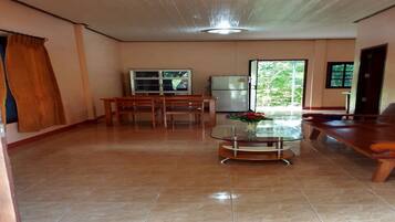 1 Bedroom House (Happy 4) | Ruang tamu | TV