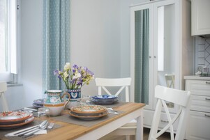 家庭四人房, 1 间卧室, 城市景观 | 起居区 | 40-英寸纯平电视 （配备数码频道）、电视