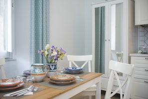 ファミリー 4 人部屋 1 ベッドルーム シティビュー | リビング エリア | 40 インチの薄型テレビ (デジタル放送視聴可)、テレビ