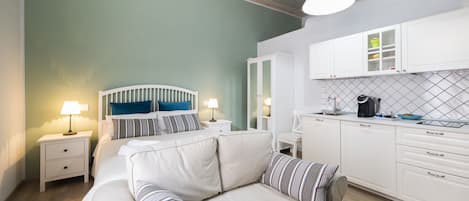 Habitación triple Deluxe, 1 habitación, vistas a la ciudad | Escritorio, cortinas opacas, sistema de insonorización y cunas gratuitas