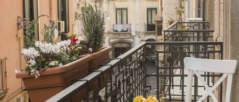 ห้องดีลักซ์สำหรับสี่ท่าน, วิวเมือง | ลานระเบียง/นอกชาน