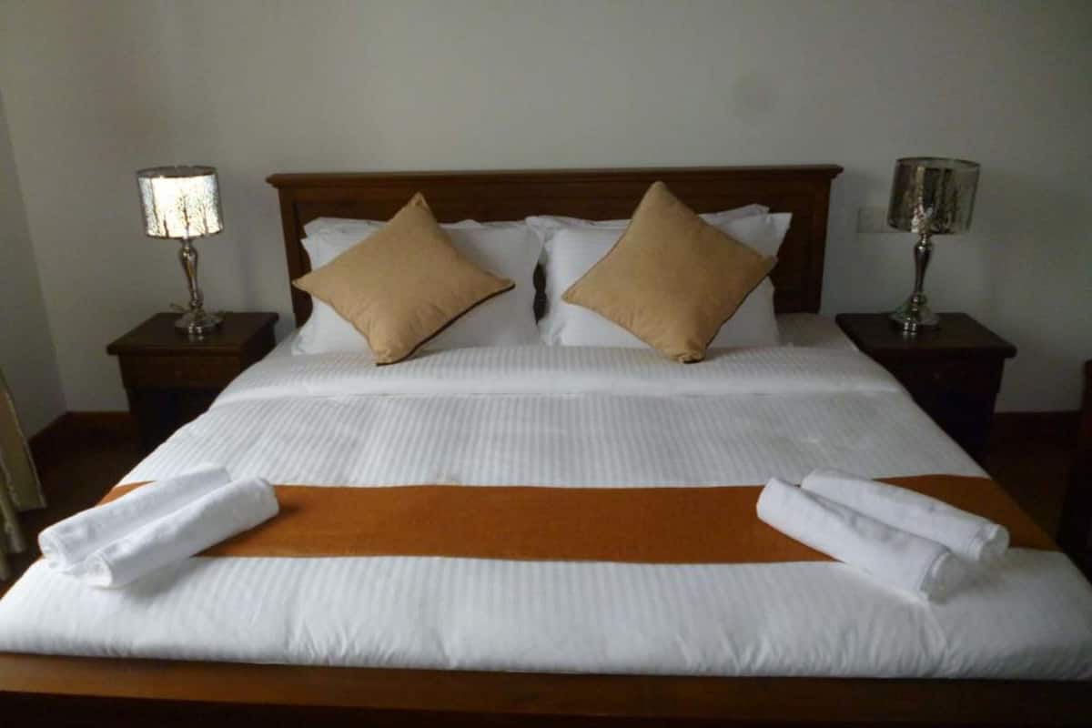 Deluxe Double Room, 1 King Bed, Non Smoking | In-room safe, desk, blackout drapes, soundproofing