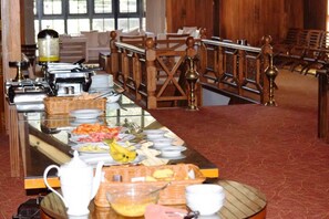 Breakfast, lunch, dinner served; local and international cuisine  - Daffodils Hotel (Nuwara Eliya)
