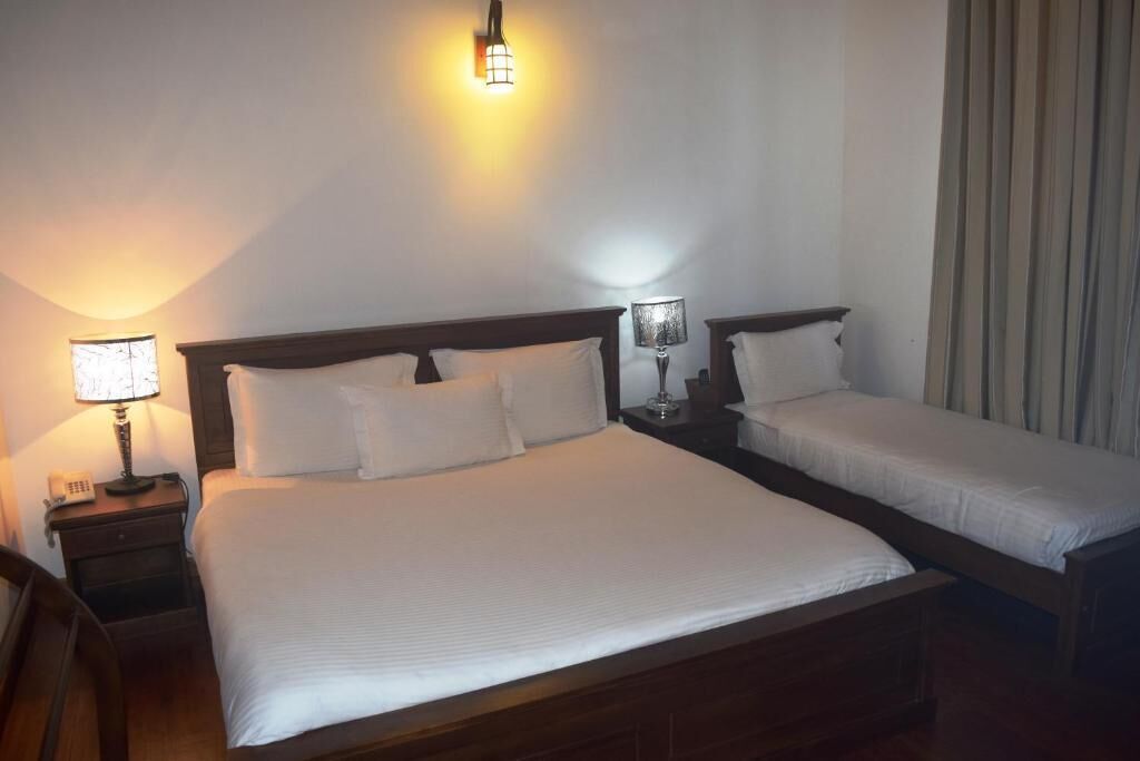 Deluxe Triple Room, Non Smoking | In-room safe, desk, blackout drapes, soundproofing