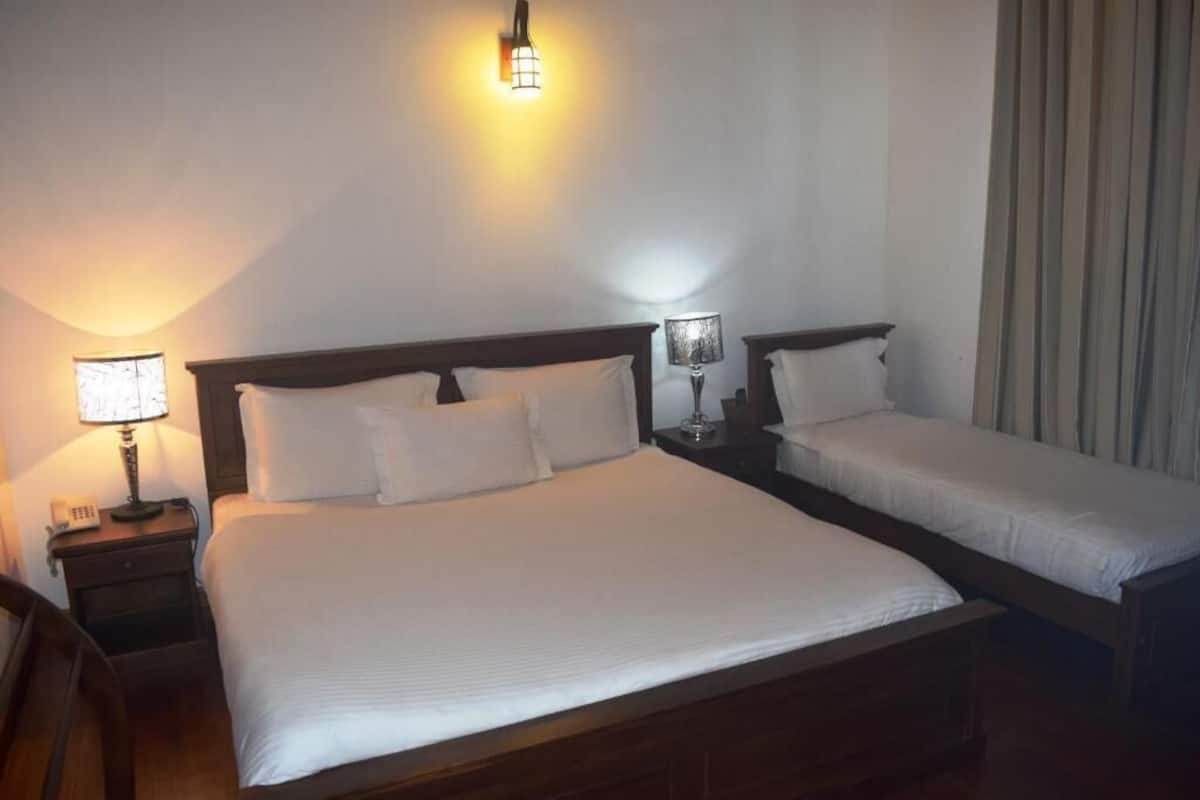 Deluxe Triple Room, Non Smoking | In-room safe, desk, blackout drapes, soundproofing