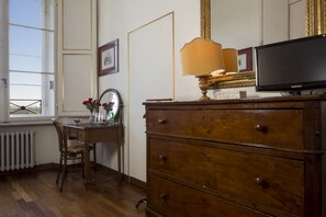 Escritorio, tabla de planchar con plancha, wifi gratis y ropa de cama 