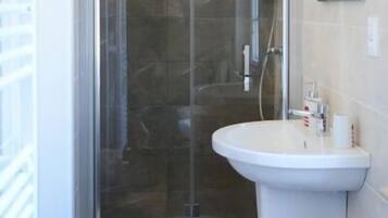 Ducha, secador de pelo, bidet, toallas