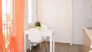 Appartamento, cucina | Area soggiorno | TV a schermo piatto 19 pollici con canali digitali, TV