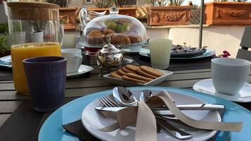 Free daily continental breakfast