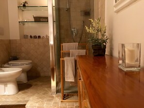 Habitación individual superior, baño privado | Baño | Artículos de higiene personal gratuitos y secador de pelo